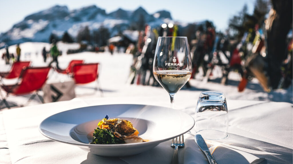 Tra una curva e un calice: guida chic alle pause gourmet sulle piste calice