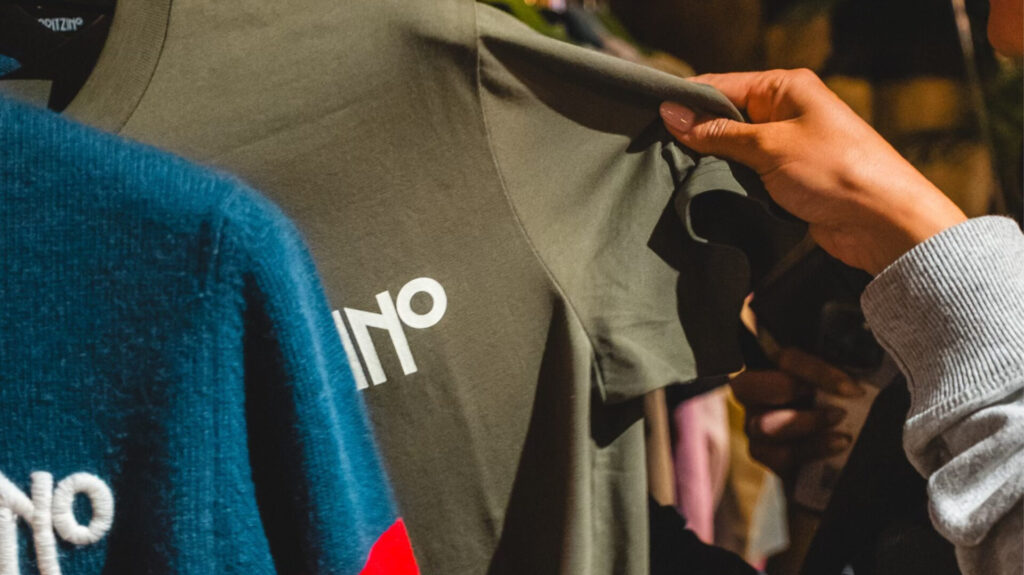 Dentro l’eleganza funzionale: l’arte di vestirsi bene per vivere la montagna vestirsi bene