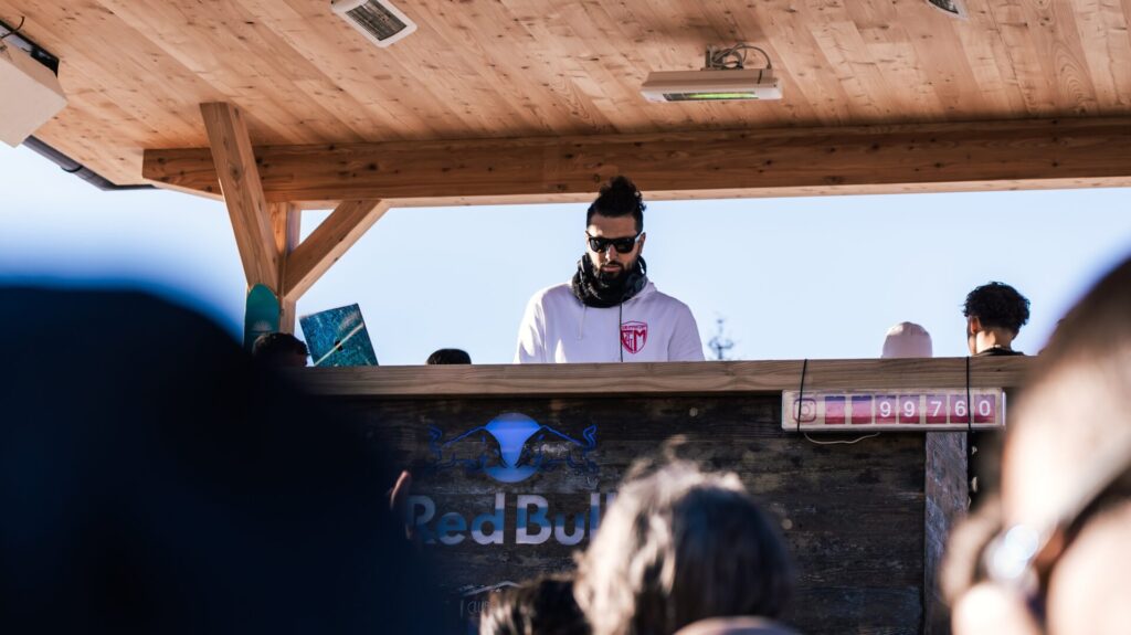 La terrazza del Club Moritzino: dove il ritmo della montagna incontra le persone 21