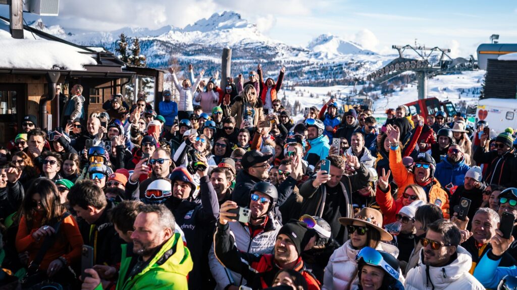 La terrazza del Club Moritzino: dove il ritmo della montagna incontra le persone 22